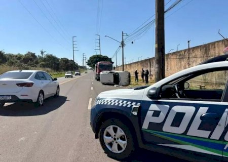 Jovem sem CNH capota carro em avenida e veículo fica destruído