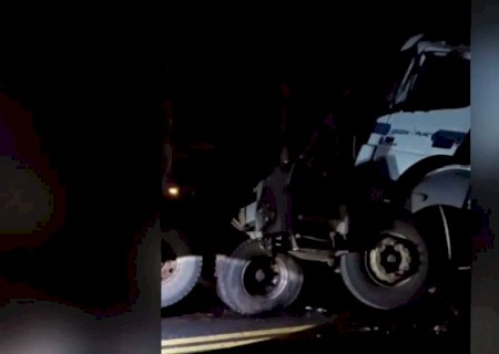 Caminhão bate em traseira de carreta parada na MS-377 entre Água Clara e Inocência