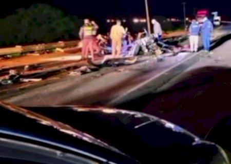 Mulheres morrem após acidente envolvendo carro e caminhões
