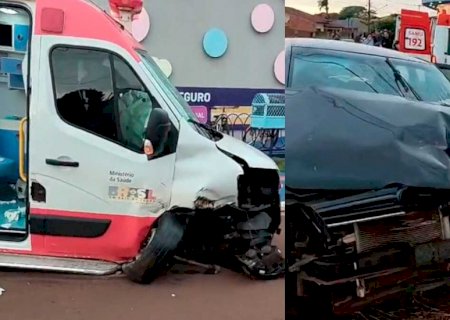 Dourados: Batida entre carro e ambulância deixa mulher e quatro crianças feridas