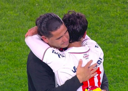 Pai e filho se emocionam após se enfrentarem no Campeonato Uruguaio; vídeo