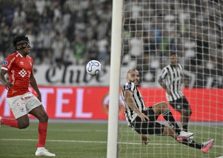 Inacreditável! Arthur Cabral perde chance sem goleiro em Botafogo x Cienciano; veja vídeo