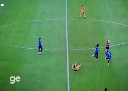 Brasileiro Paulo Victor acerta bolada em árbitra em jogo do Campeonato Mexicano