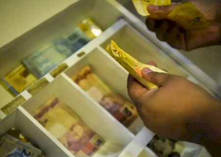 Trabalhadores nascidos em novembro e dezembro recebem abono salarial