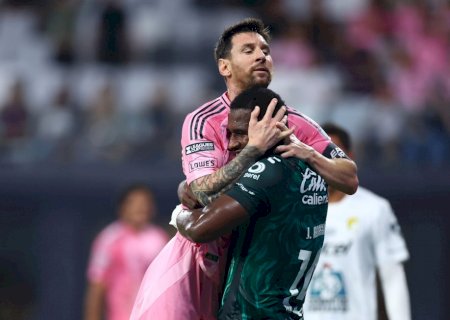 Zagueiro abraça e põe Messi no colo após marcação de perto; veja vídeo