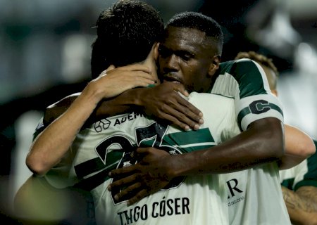 Jacy faz gol pelo Coritiba contra a Chape, pula placa e cai em túnel durante comemoração no Couto