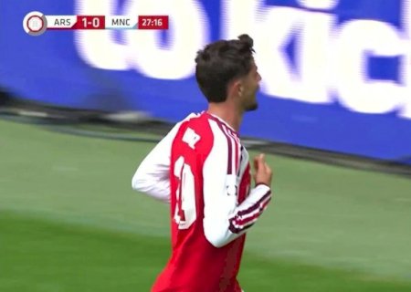 Meia do Arsenal viraliza ao acertar o próprio rosto com troféu da Supercopa da Inglaterra; veja