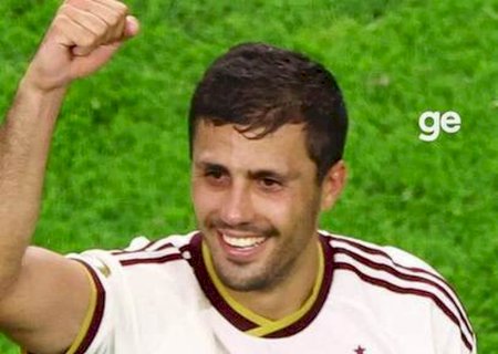 Após novela, Rodri chega a Barcelona para assinar contrato de quatro anos