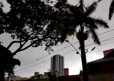 Em meio a alertas de tempestade, céu escurece e 'dia vira noite' em Dourados