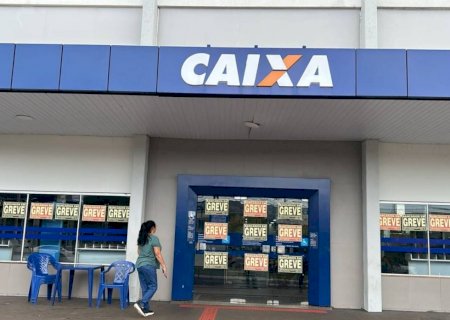 Bancários em greve 'fecham' agências da Caixa Econômica Federal