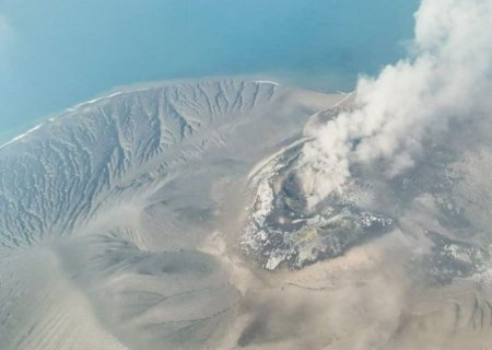 Erupção de vulcão na Indonésia suspende voos, aulas e pesca