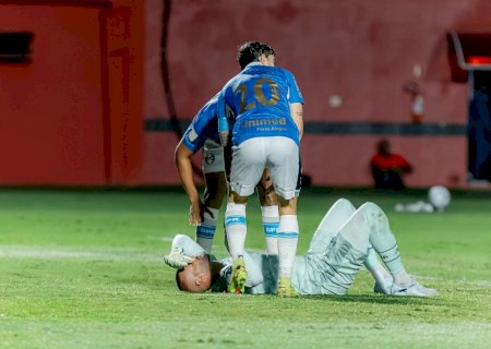 Goleiro do Grêmio, Weverton cai no gramado antes do início de jogo contra o Vitória; veja vídeo