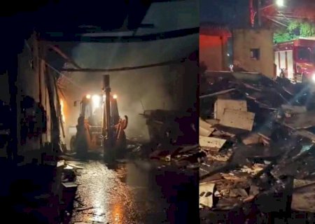 Incêndio de grandes proporções destrói marcenaria em Campo Grande (vídeo)