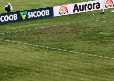 Condição precária do gramado chama atenção em Ponte x CRB; veja fotos
