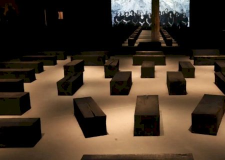 Instalação no Sesc Pompeia denuncia marcas do tráfico de escravizados