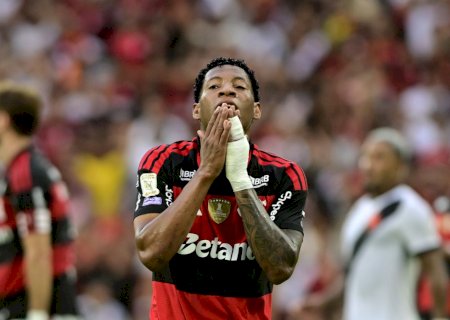 Boto, do Flamengo, faz duras críticas ao Dínamo por caso Plata: "É um alerta para clubes e agentes"