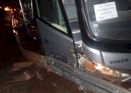 Ônibus com passageiros sai da pista na BR-163 perto de Rio Brilhante