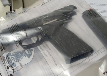 Homem tenta despistar abordagem, mas é preso com pistola escondida sob o colchão