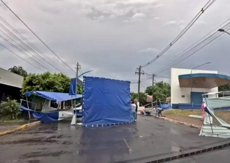 Ventos de 62km/h arrancam barracas de feira em Camapuã