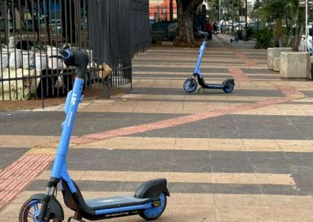 Lei pro&iacute;be patinetes de bloquearem passagem de pedestres no MS