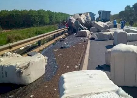 Colisão frontal entre carretas deixa dois caminhoneiros mortos