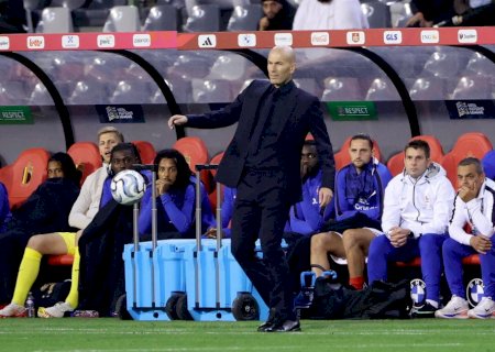 Zidane explica bicão para festejar gol da França: "Acompanhei a jogada de Olise, foi meio ridículo"