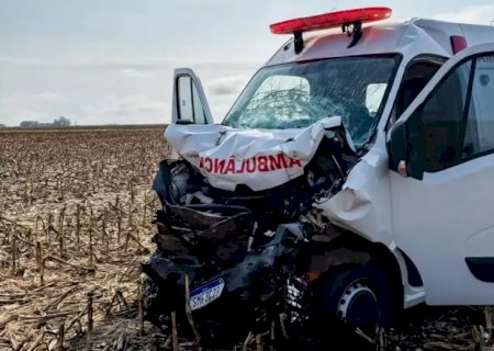 Paciente morre após ambulância de transporte de saúde bater em carreta na BR-060 de MS