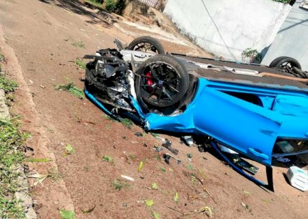 Motorista cai de barranco com carro de luxo no Guanandi