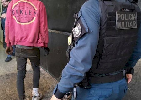 Caminhoneiro acorda, descobre furto de fios da carreta e persegue suspeito em Dourados
