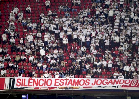 Torcida do São Paulo protesta e faz 15 minutos de silêncio em início de jogo contra o Internacional