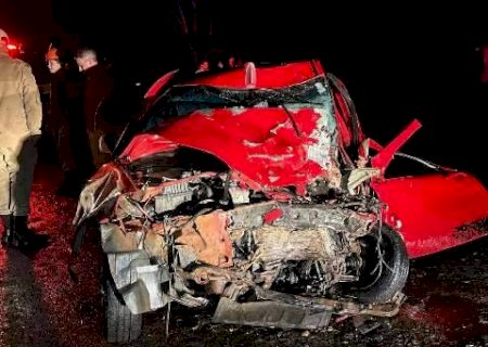Tr&ecirc;s homens morrem ap&oacute;s carro bater de frente com carreta
