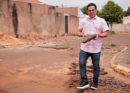 Papy põe o 'pé no bairro' e cobra recuperação urgente de ruas do  Recanto dos Rouxinóis