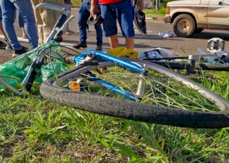 Ciclista bate de frente com caminhonete e fica gravemente ferido no MS