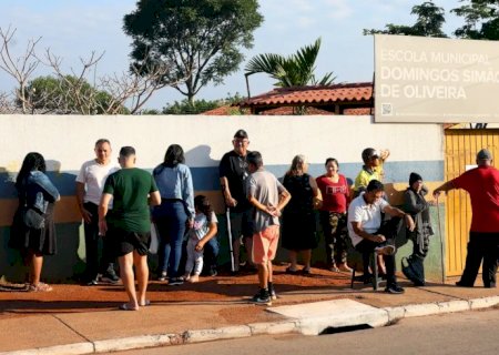 Analfabetos e ex-alunos votam sob emoção em escola que já foi curral