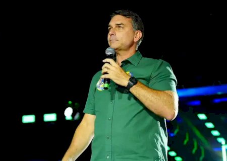 Aliados dizem que Fl&aacute;vio Bolsonaro deixou o Brasil rumo aos EUA