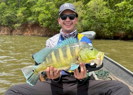 Jovem de Chapadão do Sul pesca tucunaré-azul de 60 cm em Paraíso das Águas