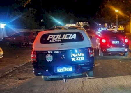 Homem coloca roupas de esposa em saco de lixo e casal troca agressões em Dourados