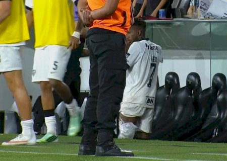 Fred sente a perna esquerda e vira preocupação no Atlético-MG; assista