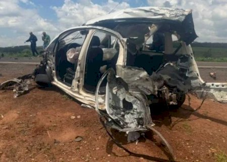 Jovem de 19 anos morre após carro bater em carreta