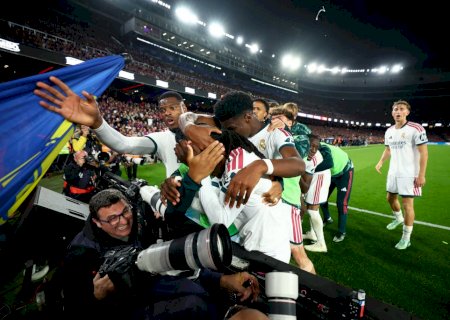 Torcedores do Barcelona atiram objetos na direção de jogadores do Real Madrid após gol; veja vídeo