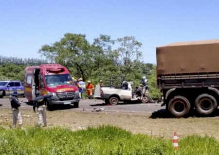 Motorista morre e passageiro fica gravemente ferido em colisão entre utilitário e carreta