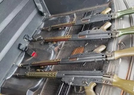 PRF encontra 4 fuzis no meio de carga de maconha escondida em grãos na BR-163