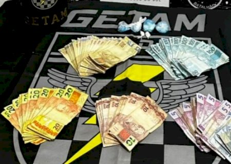 Dourados - Mulher tenta escapar, mas é presa com cocaína e R$ 5,1 mil em espécie