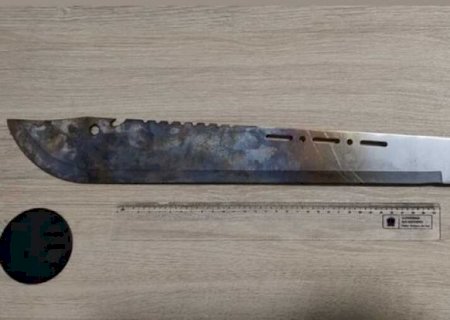 Mulher ataca marido com facão após se irritar com ele deitado no sofá