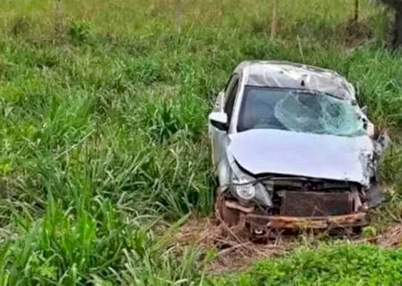 Batida entre carro e carreta deixa uma pessoa morta na BR-163