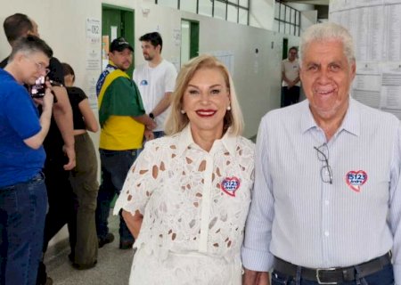 Sob chuva, André Puccinelli vota em Campo Grande e fala sobre expectativa nas urnas