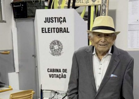 Exemplo de democracia aos 103 anos: Eleitor mais antigo de VICENTINA vota com elegância e alegria