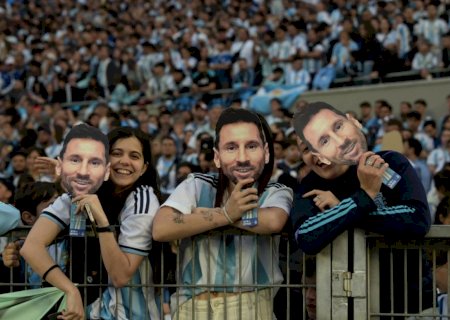 Messi e Scaloni choram no hino em partida de despedida do craque da Argentina