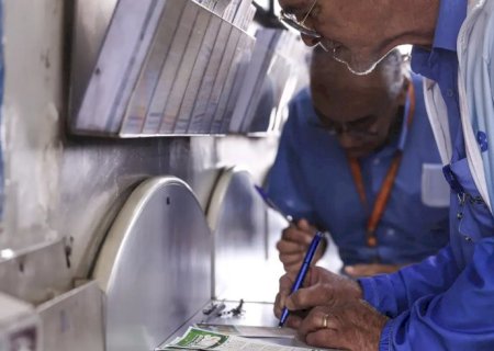 Mega-Sena acumula; prêmio pode chegar a R$ 185 milhões na terça-feira