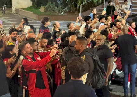 Acidente atrasa chegada do Flamengo a Santos; torcida recebe jogadores com festa
